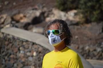 Izado de la bandera azul en Hoya del Pozo (foto TA/Francisco Javier Santana)